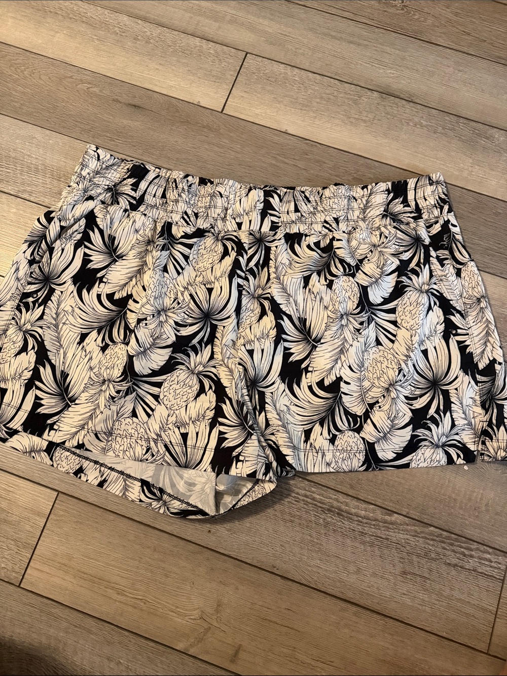 Old Navy Black & White Tropical Print Women's Athletic Shorts